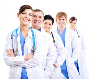 feliz-riendo-doctoras-batas-hospital-fila_186202-2186