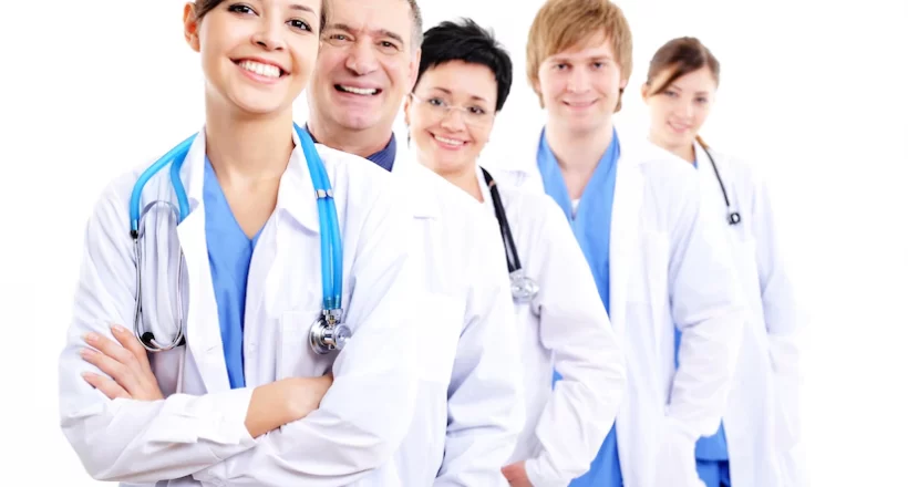 feliz-riendo-doctoras-batas-hospital-fila_186202-2186 feliz-riendo-doctoras-batas-hospital-fila_186202-2186